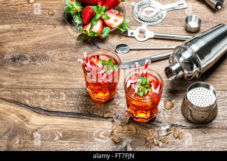 Verre rouge avec de la glace. Bar à cocktails et des outils shaker Banque D'Images