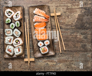 La cuisine japonaise traditionnelle. Rouleaux de sushi, maki, nigiri sur fond de bois rustique. Fruits de mer Banque D'Images