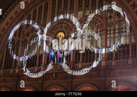 Projection de lumière des cinq anneaux symbole olympique sur la façade de la gare Porta Nuova de Turin de 2006 pendant les Jeux Olympiques d'hiver Banque D'Images