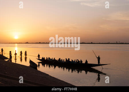 Pirogue au coucher du soleil sur la rivière Niger à Ségou, Mali Banque D'Images