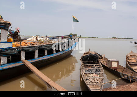 Un grand bateau (pinasse) et quelques pirogues amarré à Mopti, Mali Banque D'Images