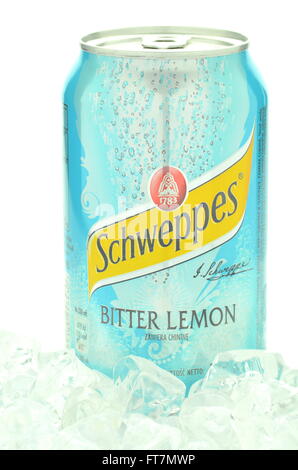 Schweppes verre sur des glaçons. Banque D'Images