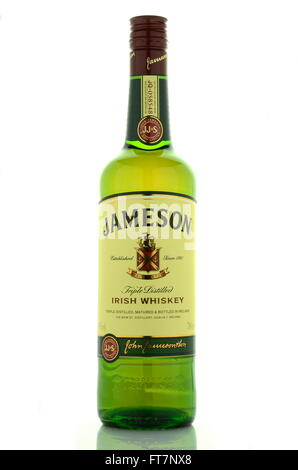 Whiskey Jameson isolé sur fond blanc. Banque D'Images