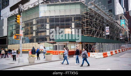 Produit des travaux de rénovation de l'espace précédemment occupé par Toys R Us de Times Square à New York, le vendredi 18 mars, 2016. Toys R Us ont laissé leurs 110 000 pieds carrés situé à Times Square à l'expiration de leur bail en 2016. L'énorme espace sera occupé en partie par un écart/magasin Old Navy. (© Richard B. Levine) Banque D'Images