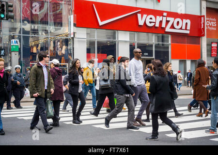 Les piétons traversent Herald Square en face d'un magasin Verizon Wireless à New York, le vendredi 18 mars, 2016. (© Richard B. Levine) Banque D'Images