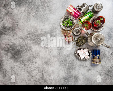 Plateau de table de fête. L'hospitalité orientale. Eid Mubarak Banque D'Images