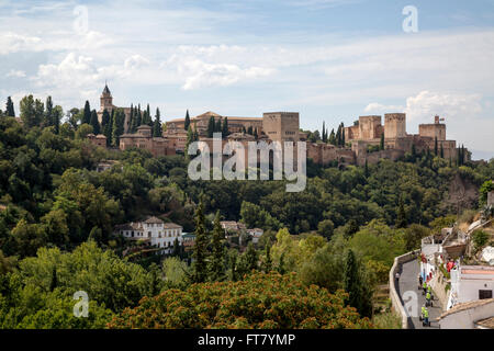 Vue de la célèbre Alhambra, sur la colline, à partir de l'hôtel Sacromonte de Grenade. Banque D'Images