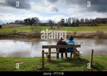 Photo shot sur un chemin de randonnée à travers une partie de Shropshire de Bewdley près de Kidderminster à Bridgnorth. La rivière Severn À MOINDRE ARLEY Banque D'Images