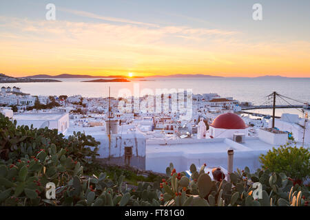 Vue de la ville de Mykonos et l'île de Syros dans la distance, la Grèce. Banque D'Images