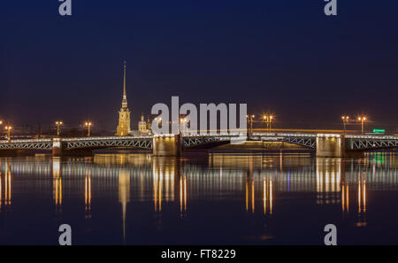 La rivière Neva, Pierre et Paul, Cathédrale, Palace bridge at night Banque D'Images