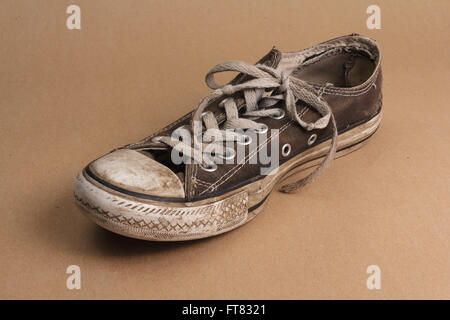 Old Brown Shoe Sales sur fond brun Banque D'Images