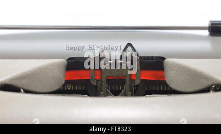 Joyeux anniversaire ! Message écrit sur vieille machine à écrire sur du papier blanc Banque D'Images