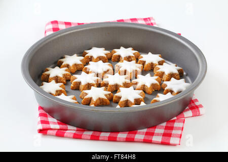 Étoiles à la cannelle cookies dans moule à gâteaux Banque D'Images