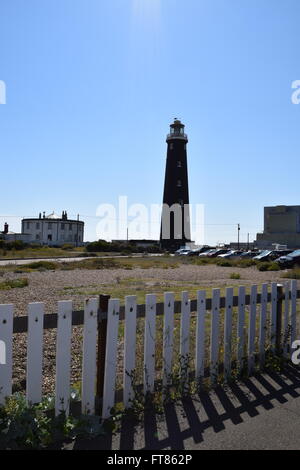 Le phare de Dungeness sur la côte du Kent. Situé dans le désert seul officiel. Banque D'Images