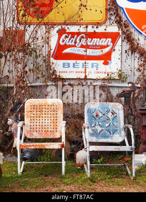 SAVANNAH, GÉORGIE - février 20, 2016 : A vintage metal sign advertising vieille marque allemande Premium Lager Beer est suspendu à l'extérieur Banque D'Images