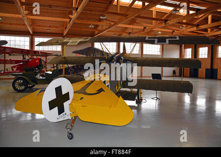 Un Fokker DR1 allemand WWI fighter Triplane dans un hangar au Musée de l'aviation militaire à Virginia Beach Banque D'Images