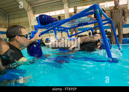 Bureau de la CBP et les pilotes de se soumettre à la formation de l'eau d'inversion qui simule un crash dans l'eau ouverte et la façon de pouvoir quitter l'avion et, submergée à l'Air National Training Centre à Oklahoma City, Oklahoma. Un projet pilote de tous les hits de l'eau pour la formation. Photo de James, Tourtellotte. Banque D'Images