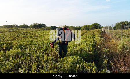 Childress, Texas - U.S. agents de patrouille frontalière de la vallée du Rio Grande privé a sauvé une femme hondurienne qui avait été abandonnée par un homme sans scrupules passeur sur un ranch local. Photo de : U.S. Customs and Border Protection Banque D'Images