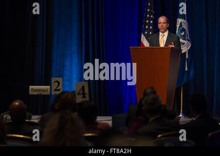 Ministère de la sécurité intérieure Secrétaire adjoint pour le secteur privé, Jose Raul Perales, prononce le discours sur la deuxième journée de l'Est Coast Symposium à Baltimore dans le Maryland. Photo de James Tourtellotte. Banque D'Images