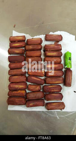 Les agents des douanes et de la protection des frontières des États-Unis ont saisi 32 pastilles d'héroïne cachées dans des bouteilles de mamajuana à l'aéroport international John F. Kennedy, d'une valeur marchande estimée à 27 000 $. Banque D'Images