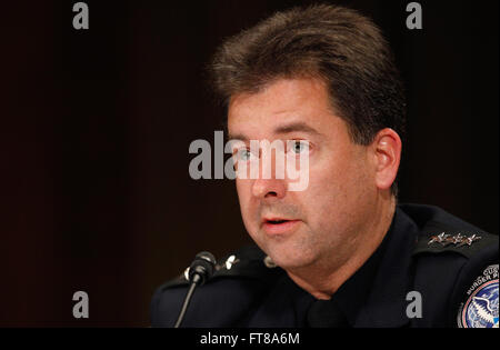 John Wagner, sous-commissaire adjoint de la U.S. Customs and Border Protection Bureau d'opérations de terrain ; témoigne sur l'oeuvre encore sortie biométriques tracking system avant le Sous-comité du Sénat sur l'Immigration et de l'intérêt national, à Washington, D.C., le 20 janvier 2016. (Photo CBP par Glenn Fawcett) Banque D'Images