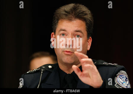 John Wagner, sous-commissaire adjoint de la U.S. Customs and Border Protection Bureau d'opérations de terrain ; témoigne sur l'oeuvre encore sortie biométriques tracking system avant le Sous-comité du Sénat sur l'Immigration et de l'intérêt national, à Washington, D.C., le 20 janvier 2016. (Photo CBP par Glenn Fawcett) Banque D'Images