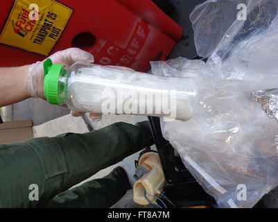 SAN CLEMENTE, Californie- U.S. Border Patrol agents travaillant à la patrouille frontalière américaine Checkpoint dans San Clemente ont saisi plus de 38 kilos de méthamphétamine en cristaux qui était planqué dans les bouteilles en plastique caché dans le réservoir à essence d'un SUV. Photo de : U.S. Customs and Border Protection Banque D'Images