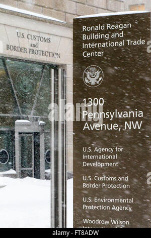 Washington, DC - Tempête de Jonas, le blizzard de 2016 avait des effets troublants à travers les États du centre du littoral le vendredi et samedi après le neige conduisant à un total de 1 à 3 pieds. Vu ici est l'entrée de la U.S. Customs and Border Protection siège à Washington, DC. Photo par : Steven Green Banque D'Images