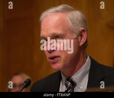 Le président Johnson fait ses déclarations à l'audience au comité du Sénat américain sur la sécurité intérieure et les affaires gouvernementales sur la façon dont les programmes de dressage de contribuer à la sécurité intérieure. Photo de James Tourtellotte. Banque D'Images