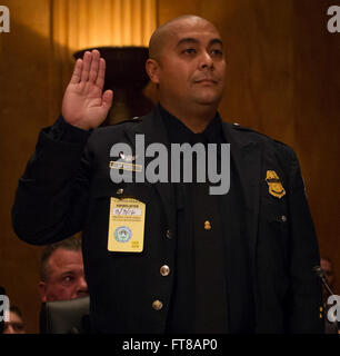 Damian Montes, Directeur de la CBP Centre canin situé à Front Royal en Virginie, témoigne devant le comité du Sénat américain sur la sécurité intérieure et les affaires gouvernementales sur la façon dont les programmes de dressage de contribuer à la sécurité intérieure. Photo de James Tourtellotte. Banque D'Images