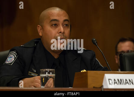 Damian Montes, Directeur de la CBP Centre canin situé à Front Royal en Virginie, témoigne devant le comité du Sénat américain sur la sécurité intérieure et les affaires gouvernementales sur la façon dont les programmes de dressage de contribuer à la sécurité intérieure. Photo de James Tourtellotte. Banque D'Images