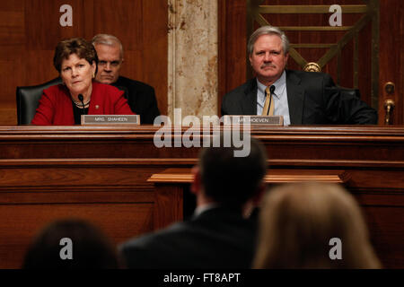 Le président John Hoeven, droite, et Jeanne Shaheen écouter Membre rang à titre de sous-commissaire du U.S. Customs and Border Protection Kevin McAleenan témoigne devant le Sous-comité du Sénat sur les crédits de la sécurité intérieure à Washington, D.C., le 8 mars 2016. (U.S. Customs and Border Protection Photo par Glenn Fawcett) Banque D'Images