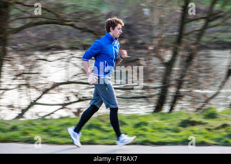 Jeune homme est en train de faire des sports de plein air, fitness, course, sprint, Banque D'Images