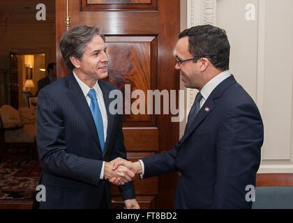 Sous-secrétaire d'État Antony "Tony" Blinken accueille le ministre des Affaires étrangères, République dominicaine Andrés Navarro avant leur réunion au Département d'État des États-Unis à Washington, D.C., le 19 février 2016. [Ministère de l'État photo/ Domaine Public] Banque D'Images