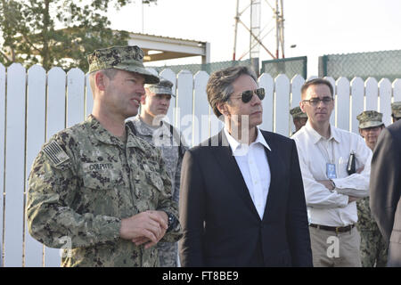 Cette photo montre le secrétaire d'État adjoint Antony Blinken recevant une visite à pied du Camp Lemonnier, une base militaire américaine à Djibouti. La base sert de centre d'opérations principal pour le U.S. Africa Command dans la Corne de l'Afrique. Banque D'Images