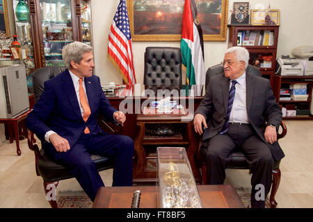 Le secrétaire d’État américain John Kerry et le président de l’Autorité palestinienne Mahmoud Abbas se rencontrent à Amman, en Jordanie, pour discuter de diverses questions diplomatiques et régionales, mettant l’accent sur le processus de paix en cours. Banque D'Images
