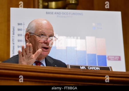 Le sénateur Ben Cardin du Maryland, le classement-démocrate sur la Commission des relations étrangères du Sénat, adresses Secrétaire d'État des États-Unis, John Kerry le 23 février 2016, sur la colline du Capitole à Washington, D.C., au cours d'une discussion de l'administration Obama's 2017 Budget fédéral demande. [Ministère de l'État photo/ Domaine Public] Banque D'Images