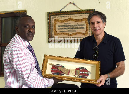 Sous-secrétaire d'État Antony "Tony" Blinken rencontre le préfet d'Obock au cours de sa visite à la ville de Djibouti le 9 février. 2016. [Ministère de l'État photo/ Domaine Public] Banque D'Images