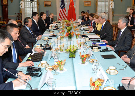 Le secrétaire d'Etat John Kerry, avec l'Ambassadeur Sung Kim, Représentant spécial pour la politique, Kristie Kenney, conseiller du Ministère, et chef de cabinet Jon plus fine, se réunit avec le ministre chinois des affaires étrangères Wang Yi et sa délégation au Département d'État des États-Unis à Washington, D.C., le 23 février 2016. [Ministère de l'État photo/ Domaine Public] Banque D'Images