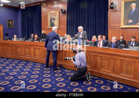 Le secrétaire d'Etat John Kerry, serre la main avec le président de la House Appropriations Committee, Représentant Harold Rogers du Kentucky, avant de témoigner à propos de l'administration Obama's 2017 Budget fédéral demande devant le groupe spécial à l'étranger Sous-Comité le 24 février 2016, sur la colline du Capitole à Washington, D.C. [Ministère de l'État photo/ Domaine Public] Banque D'Images