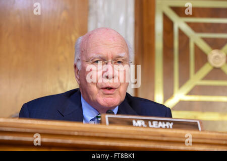 Le sénateur américain Patrick Leahy du Vermont traite de la secrétaire d'Etat John Kerry le 24 février 2016, alors qu'il se prépare à témoigner devant le comité sénatorial permanent des crédits de la paix sur la colline du Capitole à Washington, D.C. [Ministère de l'État photo/ Domaine Public] Banque D'Images