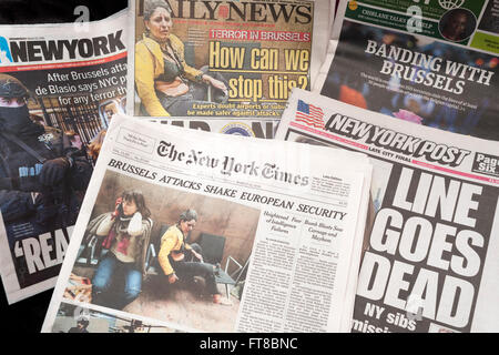 Les titres des journaux de New York le Mercredi, Mars 23, 2016, rapport sur les attaques terroristes à Bruxelles. (© Richard B. Levine) Banque D'Images