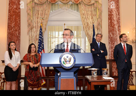 Les nouveaux assermentés à l'ambassadeur américain à la Birmanie Scot Marciel prononce une allocution lors d'une cérémonie en son honneur au département d'État des États-Unis à Washington, D.C., le 2 mars 2016. [Ministère de l'État photo/ Domaine Public] Banque D'Images