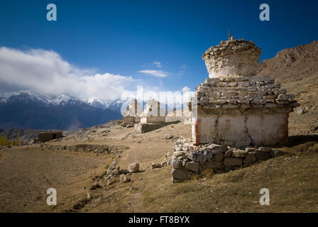 Paysage avec des stupas au Ladakh, le Jammu-et-Cachemire, l'Inde Banque D'Images