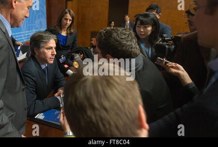 Sur cette photographie, le secrétaire d'État adjoint Antony Blinken prononce des allocutions lors de la 31e session du Conseil des droits de l'homme des Nations Unies à Genève, en Suisse, avec la secrétaire adjointe Sheba Crocker à ses côtés. Cette séance a porté sur les questions relatives aux droits de l'homme à l'échelle mondiale. Banque D'Images