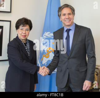 Sous-secrétaire d'État Antony "Tony" Blinken pose pour une photo avec l'Organisation mondiale de la Santé (OMS), Margaret Chan, Directeur général avant leur réunion à l'OMS à Genève, Suisse, le 3 mars 2016. [Ministère de l'État photo/ Domaine Public] Banque D'Images