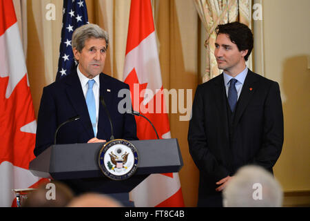 Le 10 mars 2016, le secrétaire d’État américain John Kerry a porté un toast lors d’un déjeuner d’État en l’honneur du premier ministre canadien Justin Trudeau et de son épouse, soulignant la solide relation entre les États-Unis et le Canada. Banque D'Images