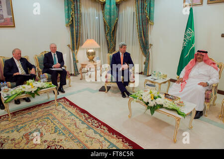 Le secrétaire d'Etat John Kerry, secrétaire d'Etat des affaires politiques Thomas Shannon, et ambassade des États-Unis Riyadh Chef de mission adjoint Timothy Lenderking s'asseoir avec l'Arabie saoudite le Prince Mohammed bin Nayef, le 11 mars 2016, à King Khalid Military City en dehors de Hafr al-Batin, l'Arabie saoudite, avant qu'un trlateral participants ont également assisté par le vice-Prince Mohammed bin Salman et le ministre des Affaires étrangères, Adel al-Jubeir. [Ministère de l'État Photo/Domaine Public] Banque D'Images