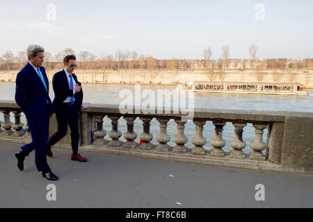 Le secrétaire d’État américain John Kerry et le chef d’état-major adjoint Tom Sullivan marchent le long de la Seine à Paris, en France, avant une réunion E4+1 axée sur les questions de politique étrangère, notamment la Syrie et l’Ukraine. Banque D'Images