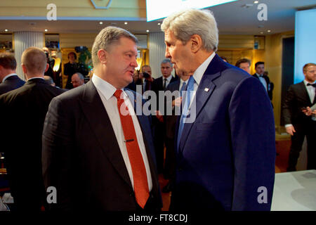 Le secrétaire d'Etat John Kerry s'entretient avec le Président ukrainien Porochenko avant d'aborder la Conférence de Munich sur la sécurité le 13 février 2016, à l'hôtel Bayerischer Hof à Munich, Allemagne. [Ministère de l'État photo/ Domaine Public] Banque D'Images